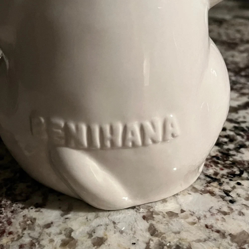 Elegant White Ceramic Maneki-Neko Cat